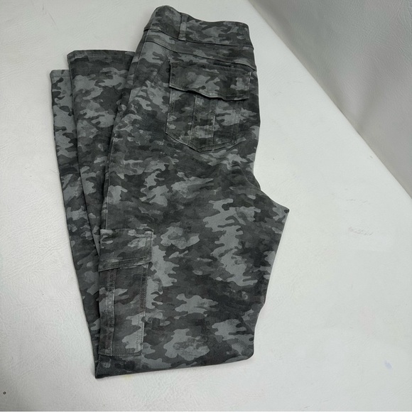 SPANX CAMO CARGO PANTS SIZE XL - Picture 3 of 11